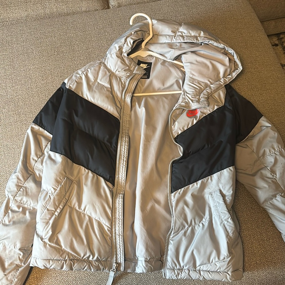 NIKE PUFFER JACKET KIDS SIZE LARGE